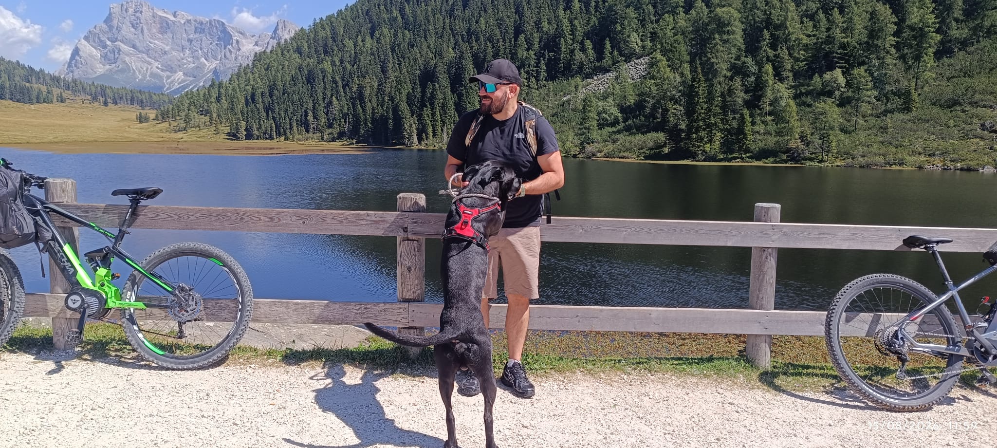 Claudio insieme a un cane davanti a un lago