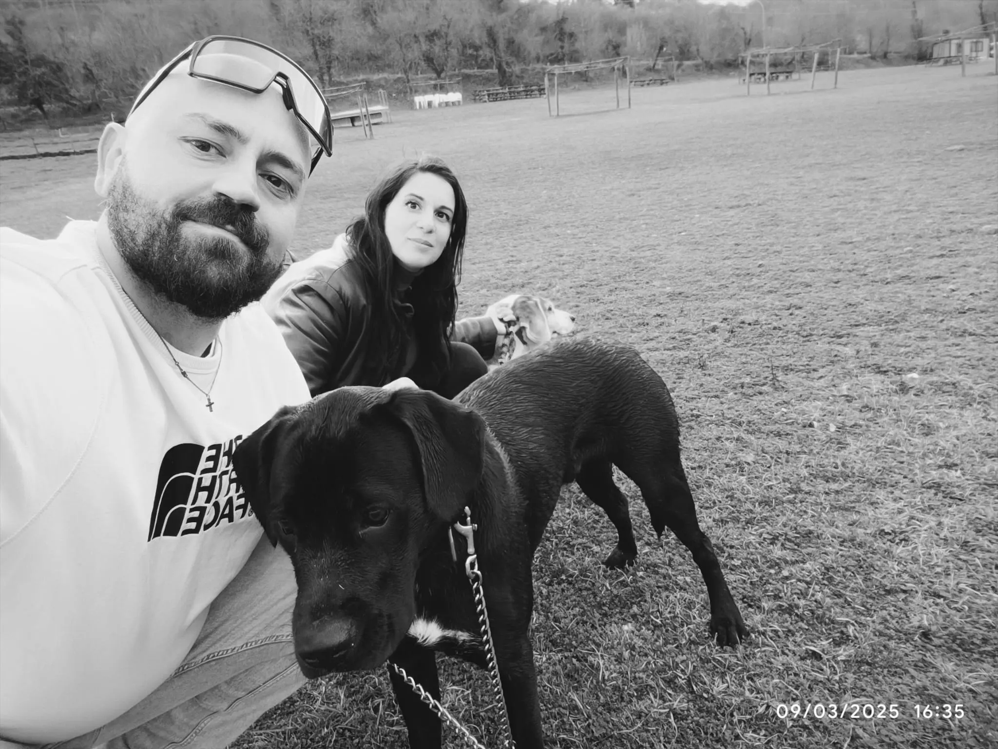 Claudio e Mariasole all’aperto insieme ai loro cani