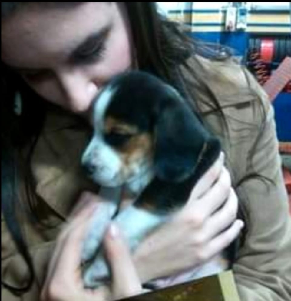 Mariasole tiene con cura un cucciolo tra le braccia